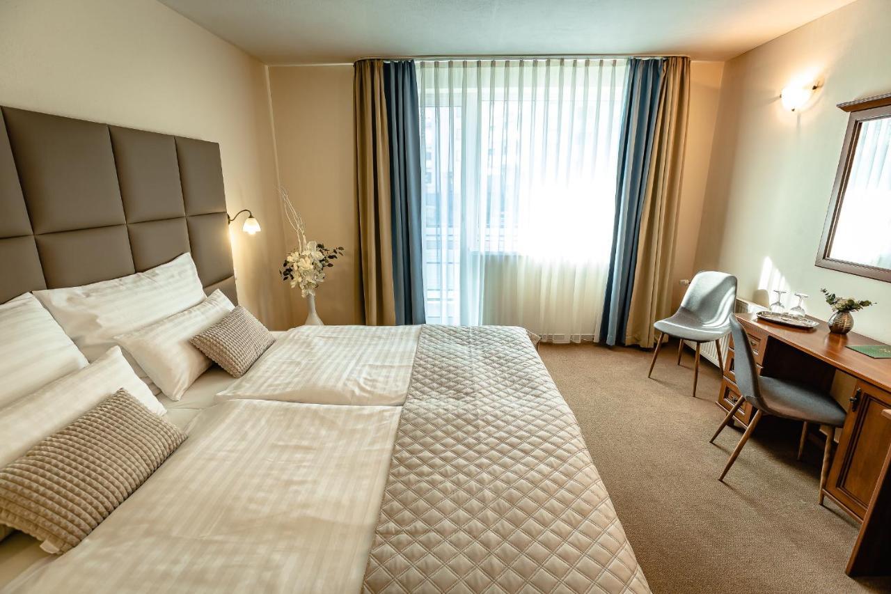 Hotel Dixon So Vstupom Do Bazena A Virivky Zdarma - Free Entrance To Pool And Jacuzzi Included Banská Bystrica Extérieur photo
