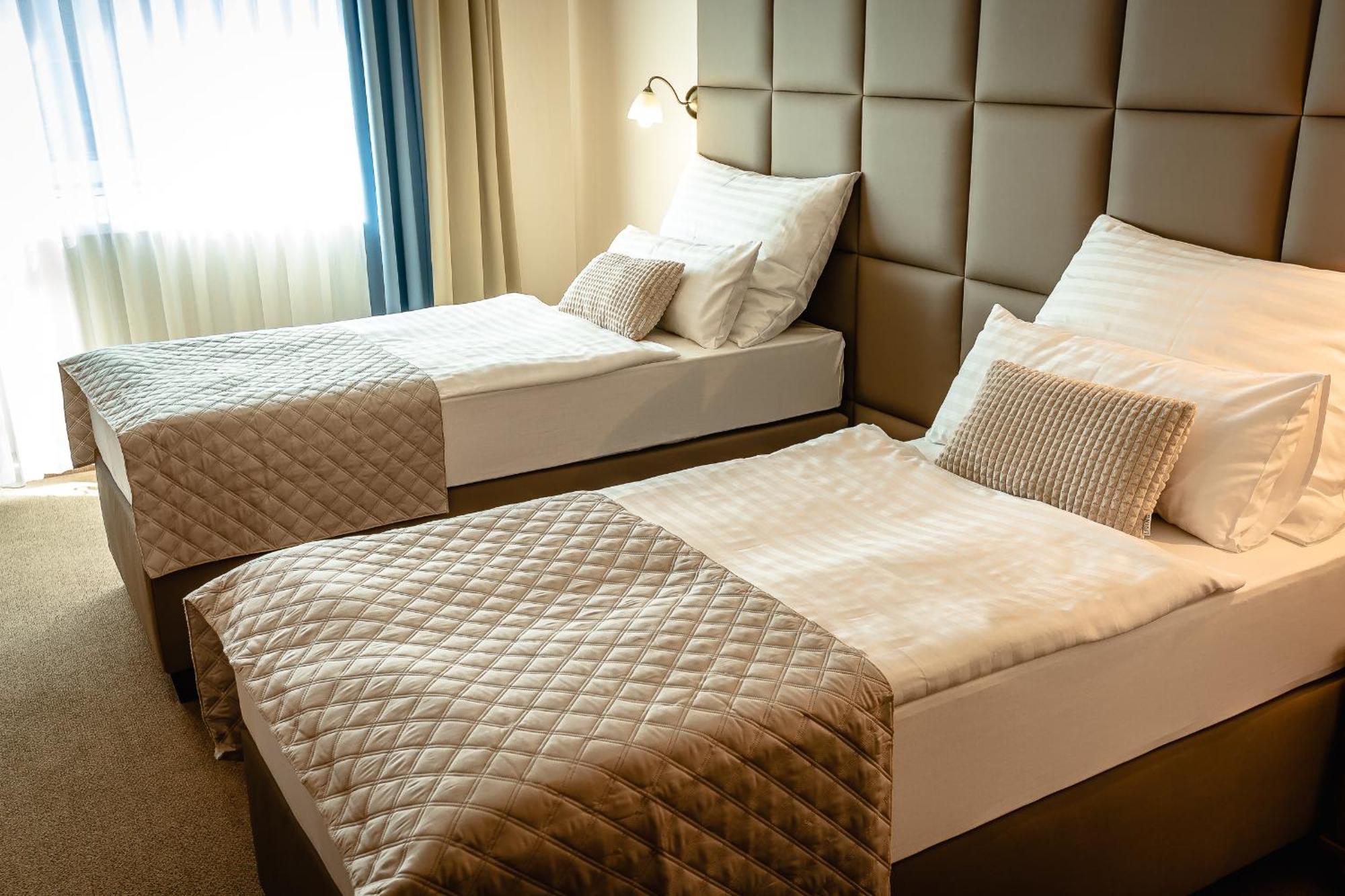 Hotel Dixon So Vstupom Do Bazena A Virivky Zdarma - Free Entrance To Pool And Jacuzzi Included Banská Bystrica Extérieur photo
