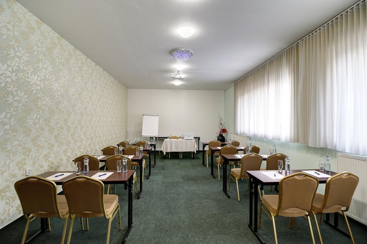 Hotel Dixon So Vstupom Do Bazena A Virivky Zdarma - Free Entrance To Pool And Jacuzzi Included Banská Bystrica Extérieur photo