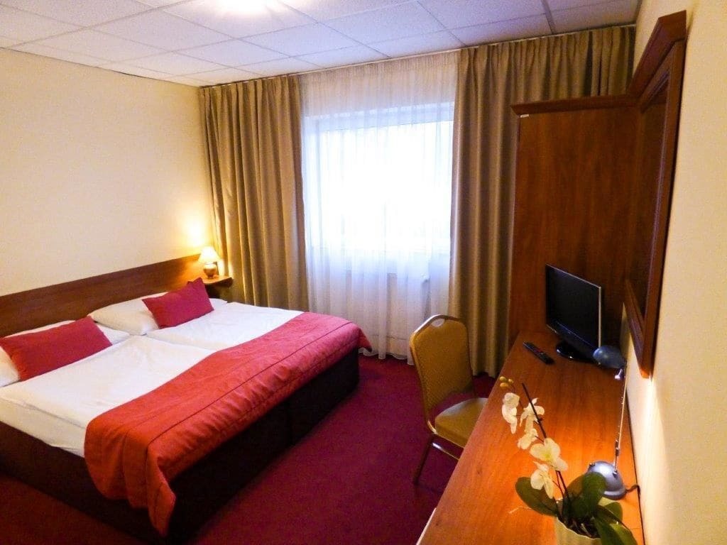 Hotel Dixon So Vstupom Do Bazena A Virivky Zdarma - Free Entrance To Pool And Jacuzzi Included Banská Bystrica Extérieur photo