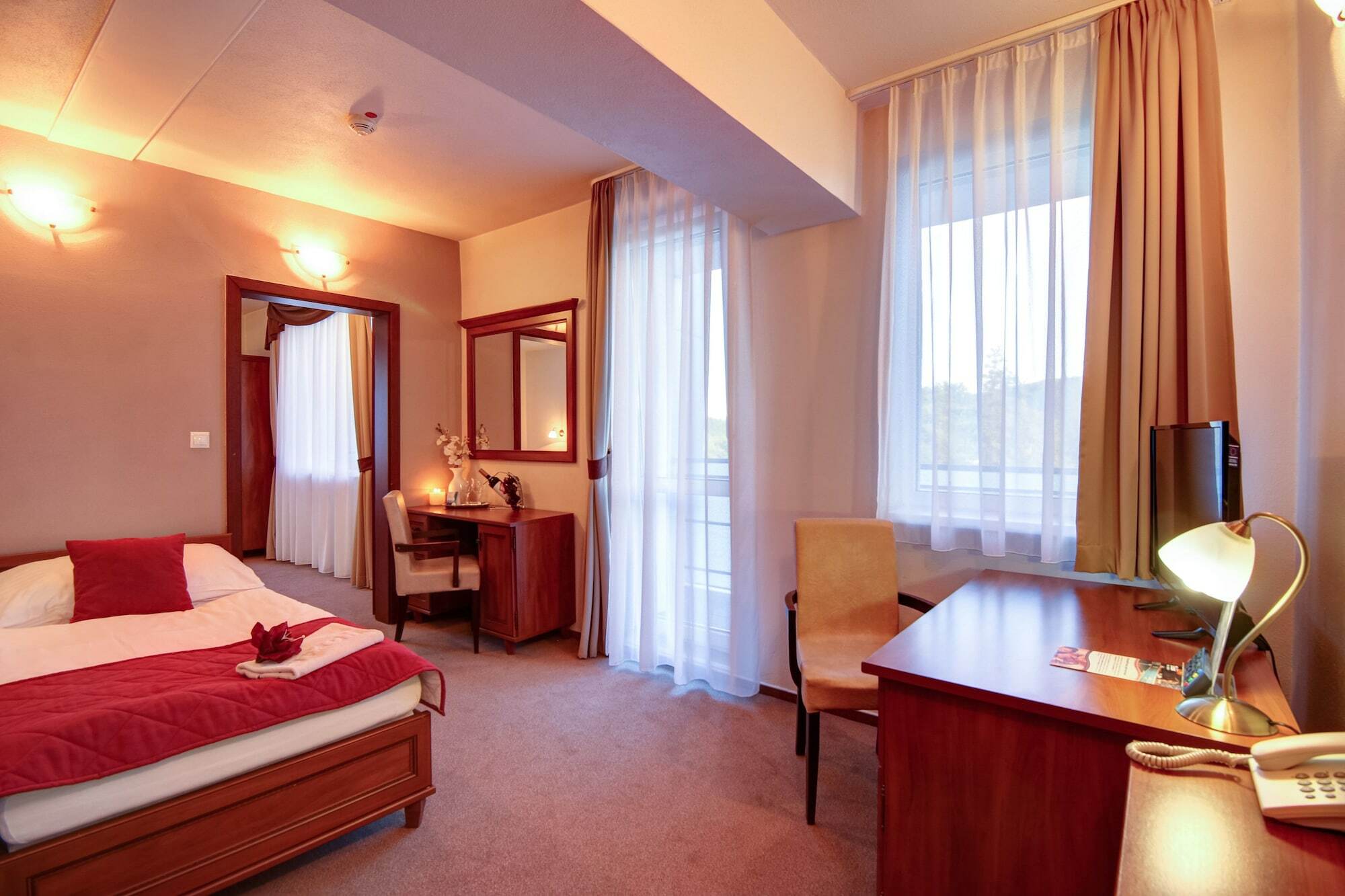 Hotel Dixon So Vstupom Do Bazena A Virivky Zdarma - Free Entrance To Pool And Jacuzzi Included Banská Bystrica Extérieur photo