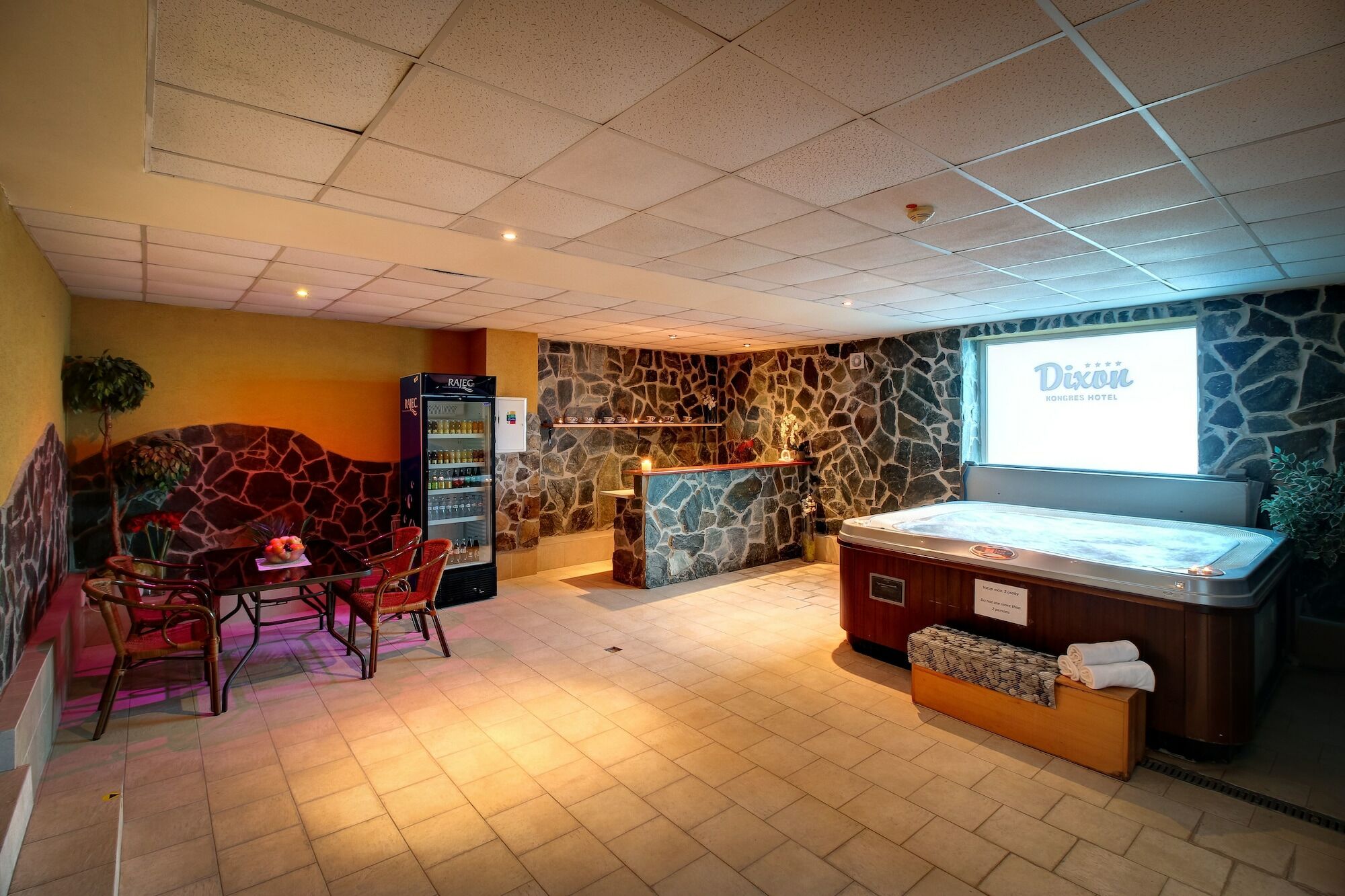 Hotel Dixon So Vstupom Do Bazena A Virivky Zdarma - Free Entrance To Pool And Jacuzzi Included Banská Bystrica Extérieur photo