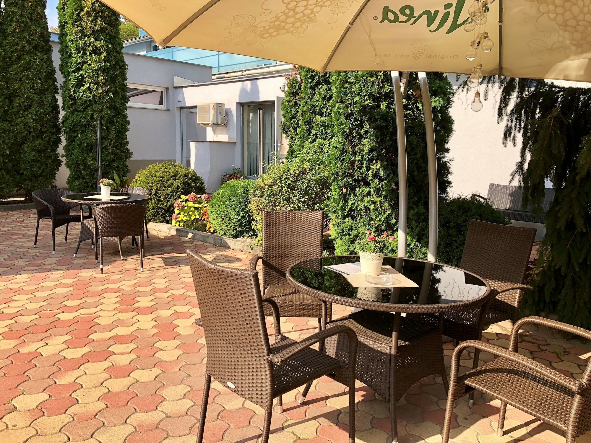 Hotel Dixon So Vstupom Do Bazena A Virivky Zdarma - Free Entrance To Pool And Jacuzzi Included Banská Bystrica Extérieur photo